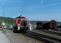 Noch nicht ganz im Ruhestand.....

ist 364 447-3 ( V 60 447). 1959 hat sie das Licht der Eisenbahnwelt erblickt und wurde eigentlich 2005 in Saarbr�cken ausgemustert.

Aber dennoch bekam sie eine neue Aufgabe und wurde bis jetzt vor dem Schrotth�ndler bewahrt.

Sie verrichtet noch leichte Rangierdienste zwischen Bw und Kombiwerk am Rangierbahnhof Saarbr�cken.

22.04.2010