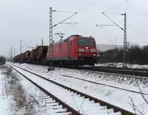 Der Suppenzug erscheint immer verl��lich, obwohl er uns nicht erw�rmen konnte. Das Thermometer zeigte zwar nur minus 2 Grad aber es wehte ein eisiger Wind aus Norden.

185 081-7 mit Suppenpendel nach V�lklingen beim Kraftwerk Ensdorf. 17.01.2013

Danke an den Lokf�hrer f�r das freundliche Hupen.