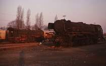 'Sic transit gloria mundi' würde der Lateiner wohl beim Anblick der traurigen Reste von 011 065 und einer weiteren 011/012 sagen (Bw Rheine im Februar 1975) 