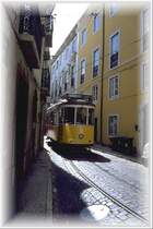 Lissabon,Das Tram zw�ngt sich durch die engen Gassen der Stadt.
Immer wieder kommt es zu  Tramstaus  weil z.B.ein Lieferwagen am abladen ist ect. 04/99