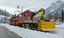 Schneepflug am Tm 232 038-0 und eine Schneeschleuder im Bahnhof Schwanden, 15.01.2013.
