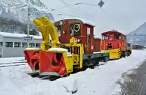 Schneeschleuder XTm 105 und Tm 232 038-0 abgestellt in Schwanden, 15.01.2013.