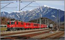 RE1240 nach Disentis mit Ge 4/4 II 612  Thusis  bei Ems Werk. Im Hintergrund der Montalin oberhalb von Chur. (31.01.2013)