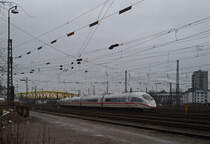 Ein ICE 3 fhrt langsam durch das Gleisvorfeld des Mannheimer Hbfs. (04.01.2013)