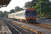 SP EXP 9 von Bangkok nach Chiang Mai mit dem APD.60 2531 am Schluss fährt am 04.November 2012 aus der Den Chai Station.

