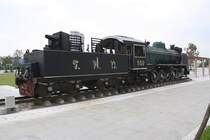 Die jahrelang im Depot Thon Buri hinterstellt gewesene 950 (1'D1'-h2, Mitsubishi, Bauj. 1950, Fab.Nr. 695) wurde nun vor dem erhalten gebliebenen Aufnahmsgebude des alten Bf. Thon Buri aufgestellt. Bild vom 15.November 2012.