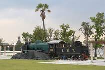 Die jahrelang im Depot Thon Buri hinterstellt gewesene 950 (1'D1'-h2, Mitsubishi, Bauj. 1950, Fab.Nr. 695) wurde nun vor dem erhalten gebliebenen Aufnahmsgebäude des alten Bf. Thon Buri aufgestellt. Bild vom 15.November 2012.