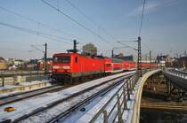 Hier 114 005 mit einem RE2 (RE37367) von Cottbus in die Hansestadt Wismar, bei der Einfahrt am 26.1.2013 in Berlin Hbf. 