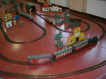 Einfach ein paar Schienen auf dem Fussboden zusammengesteckt und schon konnte man,am 29.Dezember 2012,in der Sassniter Schule eine Gartenbahn fahren lassen.