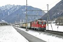 Die RhB Lok 632 vom Typ Ge 4'4 II die auf den Namen Zizers getauft ist,ist mit einem Gterzug in Richtung Domat-Ems unterwegs.Das Bild entstand am 29.1.2013 bei Felsberg.