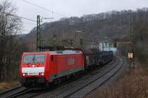 Die mit weien  Hollandlatz  versehene 189 077-1 durchfuhr am 01.02.2013 mit einem gemischten Gterzug von Hagen nach Leipzig-Engelsdorf den Bahnhof Altenbeken.