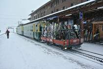 BDeh 4/4 Pendel 113 bringt einige Skifahrer aus Grund auf die Kleine Scheidegg, 01.02.2013.