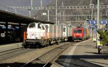 Der Railpool-Zug Mendrisio-Oensingen mit Zwischenhalt in Castione-Arbedo und der (noch) am Zugschluss mitlaufenden Sersa-Diesellok 214 002-8 begegnet am 30.01.13 in Bellinzona der Re 474 015-5, welche fr SBB Cargo International ihre Dienste ttigt.