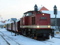 199 874–9 mit einem typischen Harzquerbahnzug steht zu einer Sonderfahrt der Erfurter Nahverkehrsfreunde e.V. von Wernigerode nach Eisfelder Talmhle am 26. Januar 2013 in Wernigerode bereit. 
