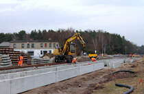 Neues von der Baustelle in Nassenheide am 01.02.2013. Im Vordergrund der teilmontierte Bahnsteig Richtung Berlin, in der Mitte werden mittels Zwei-Wege-Baggers der Fa. Strabag Betonschwellen verlegt und im Hintergrund der Bahnsteig Richtung Stralsund/Rostock. Die versetzte Anordnung der Bahnsteige und ohne EG, das ist schon gewhnungsbedrftig.