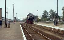 BR 52_8141-5 mit einem Sonderzug aus L�beck ankommend, bei der Einfahrt in den Bf Grevesm�hlen/Meckl.