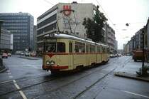 Düsseldorf - Tw 2263 als Verstärkungszug im morgendlichen Berufsverkehr im Frühjahr 1980 am Martin-Luther-Platz. Seit der Eröffnung der U-Bahn 1988 verkehrt hier keine Straßenbahn mehr