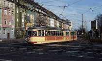 D�sseldorf - Mitte der 80er Jahre verkehrt das Einzelst�ck Tw 2151 - 1966 als Umbau aus dem 4xTw 2020 und dem 4x-Bw 1604 entstanden - auf der Linie 704, hier auf der Witzelstra�e