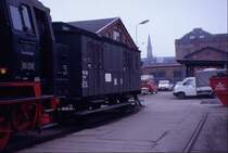 BR 89_008 mit Pack-/Postwagen PwPosti Nr. 719-110 im Bw Schwerin/Meckl.