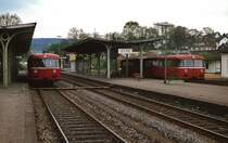 795 350-8 (links auf Gleis 1) und eine weitere 795-Garnitur auf Gleis 3 warten am 03.09.1978 im Bahnhof Olpe auf ihren nächsten Einsatz 
