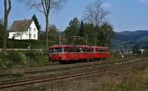 Bei Heggen ist am 03.09.1978 eine 795/995-Garnitur von Finnentrop nach Olpe unterwegs