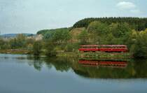 Auf einem Damm durchquert die Bahnstrecke von Attendorn nach Finnentrop den Ahauser Stausee, hier mit einer 795/995-Garnitur am 03.09.1978