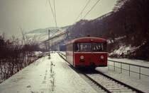 Auf seinem Weg von Traben-Trarbach nach Bullay legt ein solo verkehrender 795 einen Zwischenhalt im damals noch existierenden Haltepunkt Pünderich ein (20.01.1979)