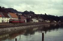 Im April 1979 brummt eine 795/995-Garnitur als Nt 7042 (Überlingen - Radolfzell) bei Sipplingen am Bodensee entlang