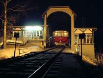 Die Oberwei�bacher Bergbahn am 15.12.2002. Neu die beleuchtete Bergstation Lichtenhain a.d.Bgn., der alte Charme der 80.j�hrigen Bahn, jetzt leuchtet die Bergstation weit in das Th�ringer Land. Ein technisches Denkmal im neuen Glanz, heute f�hrt diese Bahn unter der Bezeichnung Oberwei�bacher Berg-und Schwarzatalbahn. Diese neugegr�ndete Bahn sollte man auf jeden Fall einmal besuchen.
