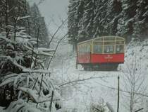 Die Oberwei�bacher Bergbahn in der Metzeltsschlucht, ein blitzartiger Dunstschleier umgibt die Bahn, eine gespenstische Atmosph�re an einem Wintertag, malerisch eingebettet in eine der sch�nsten Landschaften Deutschlands gleitet die Bahn nach Lichtenhain a.d.Bgn. im Th�ringer Wald.