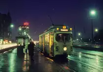 K�benhavn / Kopenhagen KS SL 5 (D�wag-GT6 900) Amager Boulevard / Thorshavnsgade am 9. Februar 1970. - Der Gelenktriebwagen 900 war der letzte der Baureihe 801-900; er wurde 1968 geliefert. - Nach der Einstellung der letzten Strassenbahnlinie Kopenhagens, SL 5, im April 1972 wurden die GT6 877-900 nach Alexandria in �gypten geschickt. Die Gelenktriebwagen 801-840 und 842-851 waren 1969 abgeschickt worden, w�hrend die Wagen 852-876 1971 nach Alexandria kamen.