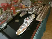 Das F�hrschiff verlie�,am 29.Dezember 2012,den zweiten F�hrhafen auf einer H0-Anlage in Sassnitz.