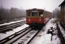Ein 275-Halbzug erreicht im Januar 1981 den Bahnhof Nikolassee