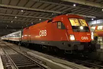 Die 1016 021-6 mit einem IC aus ULM in M�nchen HBF am 01.02.2013