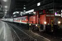Die 363 133-0 rangiert mit einem Silberling und EC in M�nchen HBF am 01.02.2013
