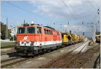 Die lange in Knittelfeld stationierte Diesellok 2143 062, beim Bauzugeinsatz im  Bahnhof Zeltweg.  
28_9_2011