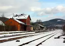 Blick auf den Bahnhof Herdorf am 09.02.2013. 
Vorne das ehem. Empfangsgeb�ude, rechts davon der ehem. G�terschuppen und ganz hinten im Bild rechts das Stellwerk Herdorf Ost (Ho). 
Ein Stadler GTW 2/6 der Hellertalbahn kommt von Neunkirchen und f�hrt gerade in den Bahnhof ein. 
Den GTW wollte ich hier eigentlich vor dem Bahnhof ablichten, aber aufgrund der n�chtlichen neuen Farbgebung (Schmierereien) musste ich darauf verzichten
