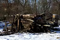 Durch die geplante Streckenert�chtigung sind  im Bahnhof Pulsnitz erhebliche 
Gleisr�ckbauten durchgef�hrt worden.
Ein Haufen alter Holzschwellen ist noch abzutransportieren.06.02.2013   15:10 Uhr.
