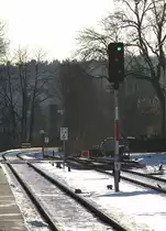 Hl1 zeigt das Signal E am 06.02.2013 , ein Desirio der S�chsischen St�dtebahn wird in wenigen Augenblicken nach Halt in Pulsnitz,  passieren. 15:12 Uhr. 