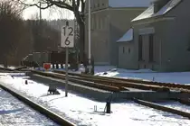 Diese moderne Weiche  wartet  in Pulsnitz (Sachsen)am s�dswestlichen Ende auf ihren Einabau, damit die ERt�chtigung der Strecke Radeberg-Kamenz f�r 120 km/h realisiert werden kann.Die tafel Sh  2 ist eigentlic sinnlos, da das Gleis von beiden Seiten nicht befahren werden kann.  06.02.2013   15:06 Uhr.