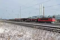 155 273-6 mit G�terzug wartet am VW-Werk in Mosel auf die Abfahrt.09.02.2013