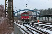 155 273-6 bei der Einfahrt in den Bahnhof G��nitz.09.02.2013