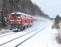 IC 118 auf dem Weg nach M�nster, hier am Bahnhof  Friedrichshafen Flughafen , gezogen von 218 499-2, und einer unerkannten Schwesterlok. Der IC118 f�hrt von Salzburg nach M�nster Westf., auf dem Teilst�ck Lindau-Friedrichshafen-Ulm wird der Zug von 2 Diesellokomotiven der Baureihe 218 gezogen - 09.02.2013