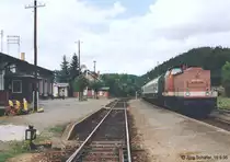 Am 16.9.95 hielt 204 774 mit einer Regionalbahn nach Lobenstein in Ziegenr�ck.