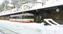 Ein Bild f�r Stefan: Der BDe 4/4 Nr. 5 versinkt fast im Neuschnee.. Der Normalspurprellbock ist der Endpunkt dieser Schmalspurbahn, Le Locle, 08.02.2013.
