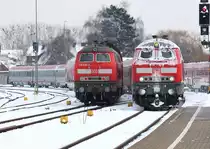 IC 118 aus Salzburg f�hrt in Friedrichshafen ein (rechts), links verl�sst IRE 4225 Friedrichshafen in Richtung Lindau, Friedrichshafen 09.02.2013