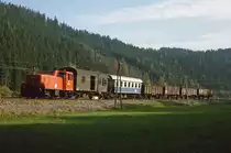 2062.43 f�hrt mit einem GmP (G�terzug mit Personenbef�rderung)von M�rzzuschlag nach Neuberg durchs obere M�rztal. (ca. 1983)