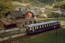 5044.21 h�lt auf der Fahrt von M�rzzuschlag nach Neuberg im Bahnhof Kapellen.(ca 1983)