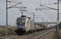 ES64U2-064 war am 09.02.2013 mit einem Containerzug kurz nach Gramatneusiedl zu sehen.