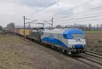2016.921 und ES64U2-061 bringen einen Containerzug von Himberg kommend Richtung Hegyeshlom.
Gramatneusiedl am 09.02.2013